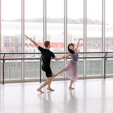 PBT Corps de Ballet Dancers Amanda Morgan and Jonathan Breight rehearse Annabelle Lopez Ochoa’s 